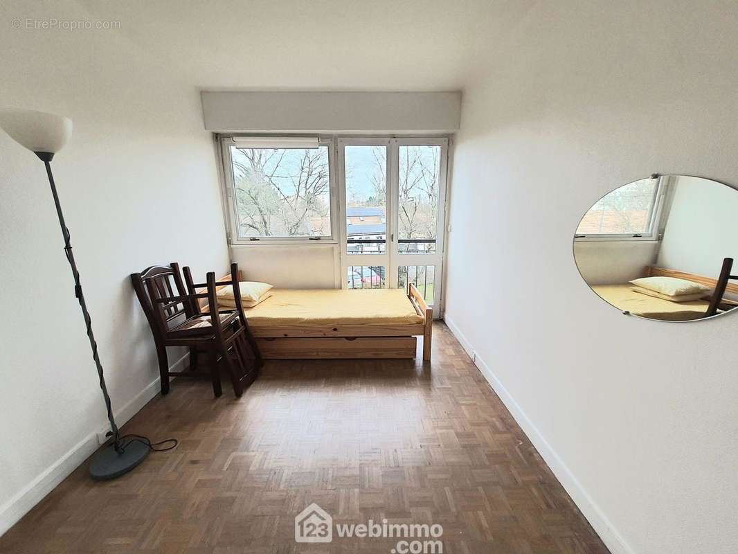 Une deuxième chambre parquetée de 10 m². - Appartement à LE MEE-SUR-SEINE