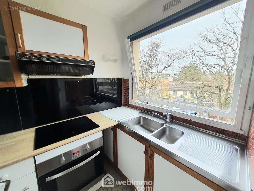 Une autre vue de la cuisine avec un accès à la buanderie. - Appartement à MELUN