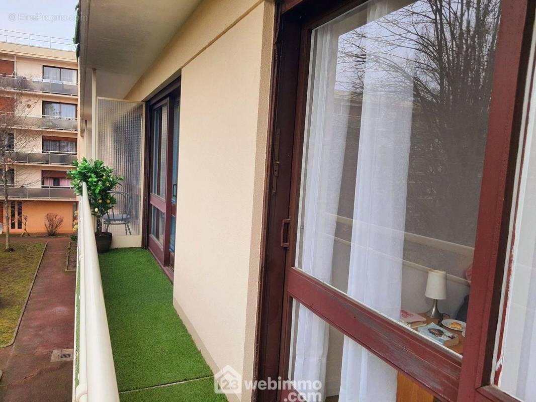 Une vue d&#039;ensemble du balcon. - Appartement à MELUN