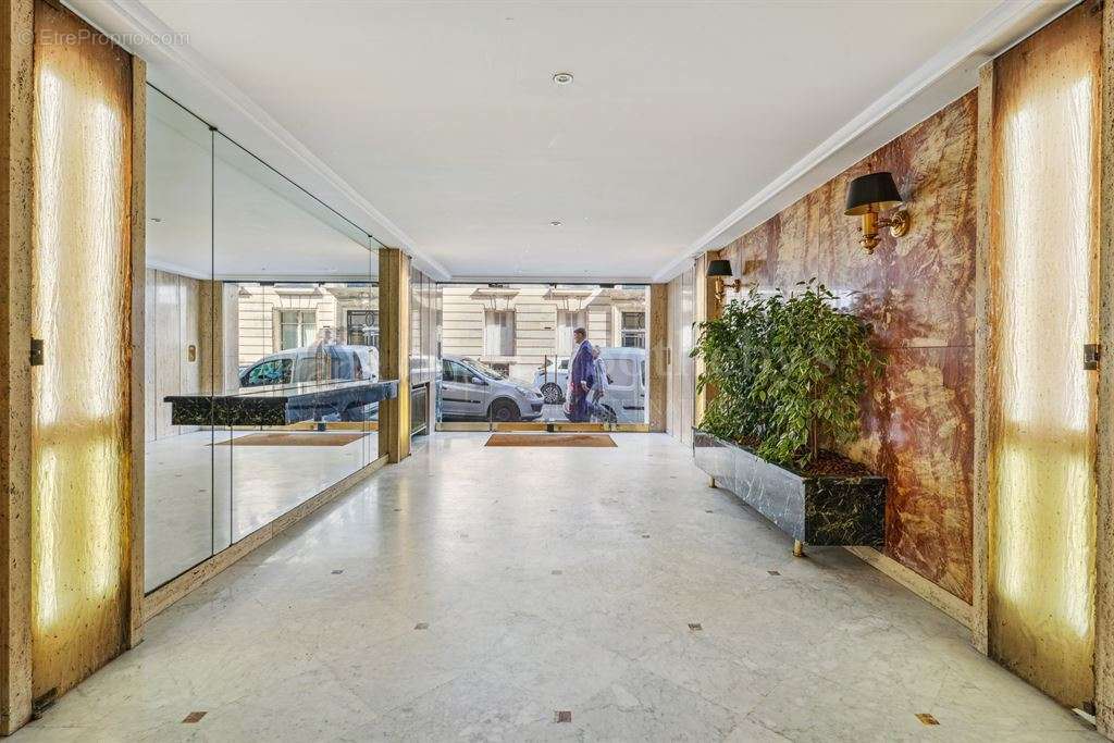 Appartement à PARIS-8E