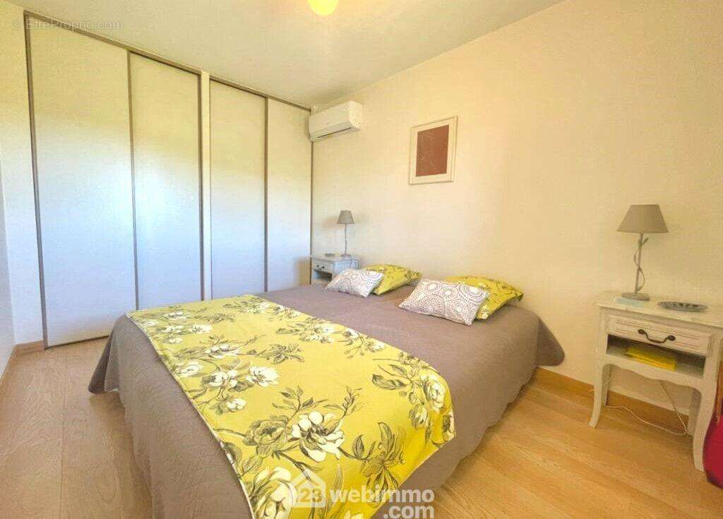 Chambre avec de nombreux rangements - Appartement à SAINTE-MAXIME