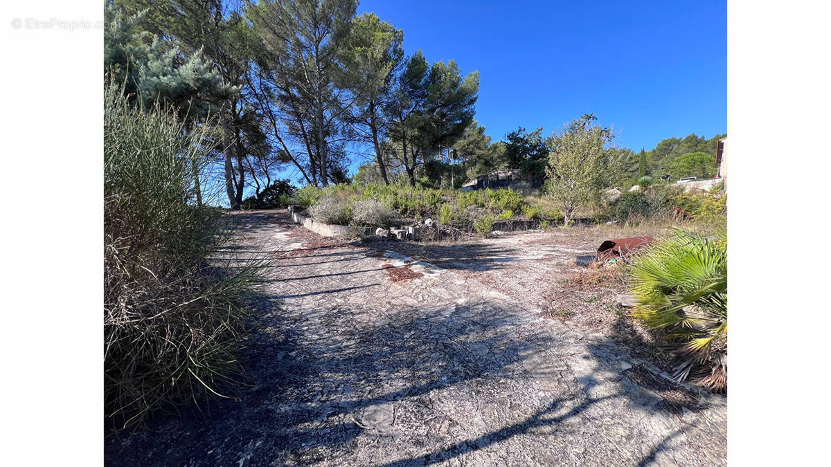 Terrain à GREASQUE