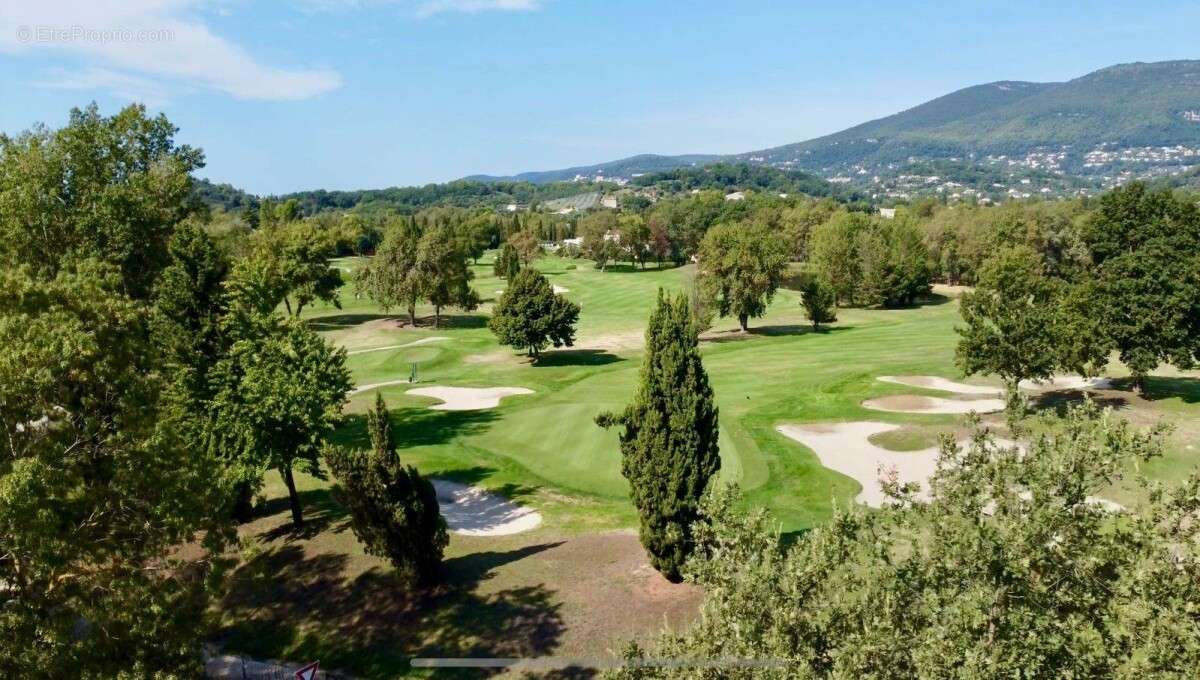 Terrain à CHATEAUNEUF-GRASSE