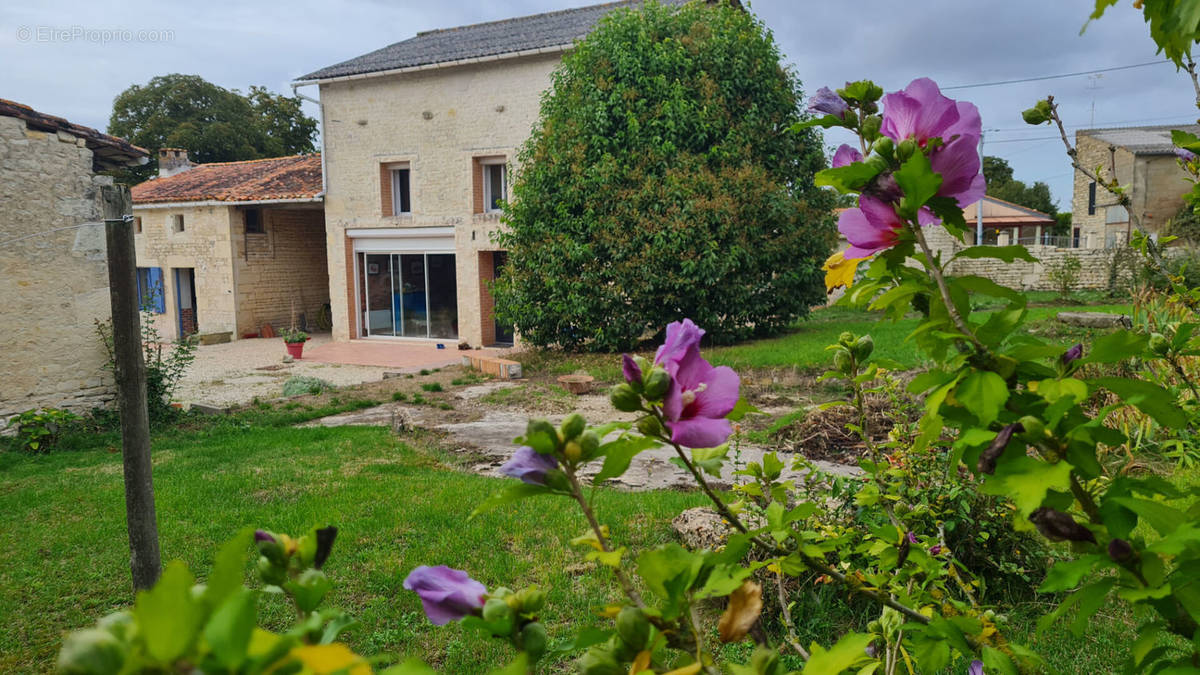 Maison à AIGRE