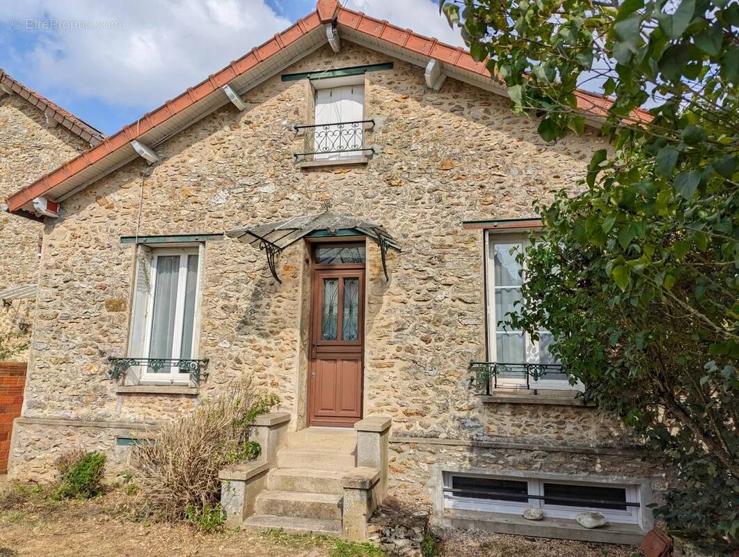 Maison à LA QUEUE-LES-YVELINES