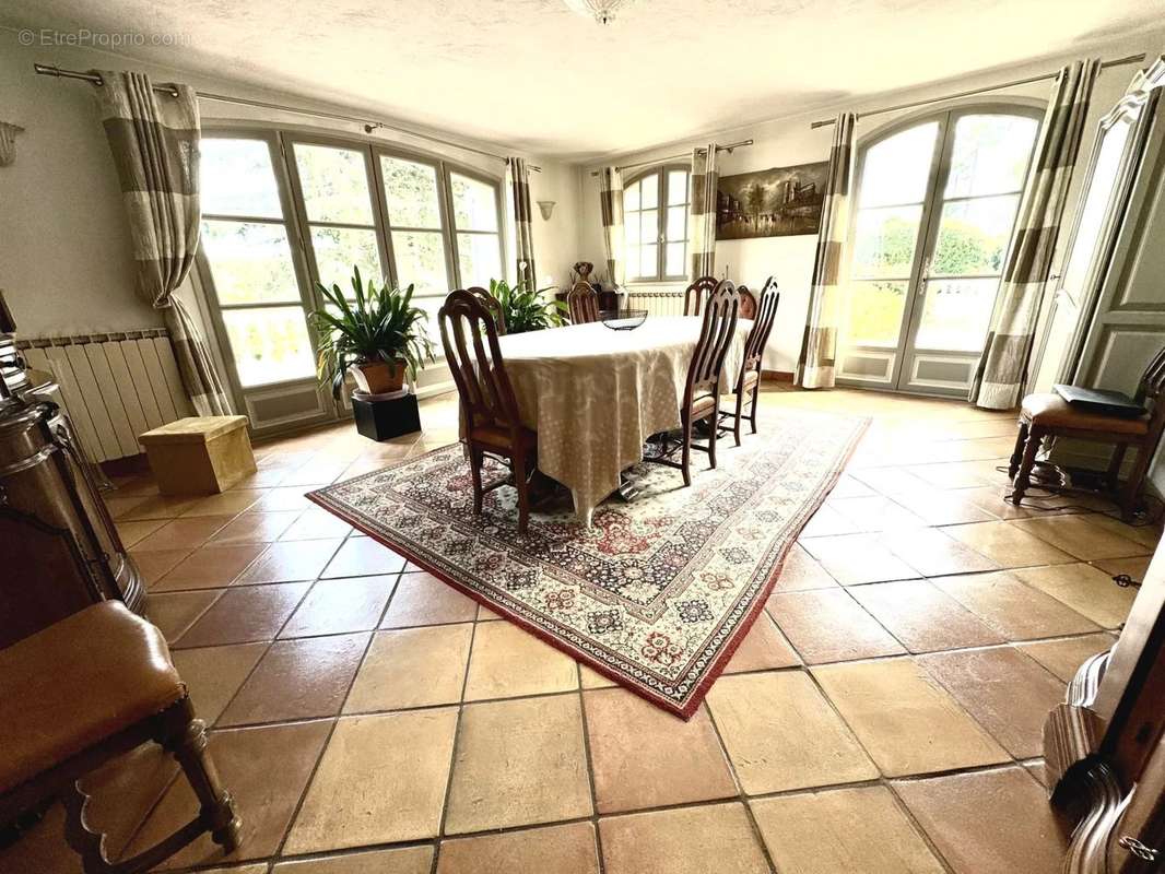 Appartement à MOUGINS