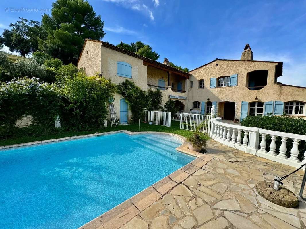 Appartement à MOUGINS