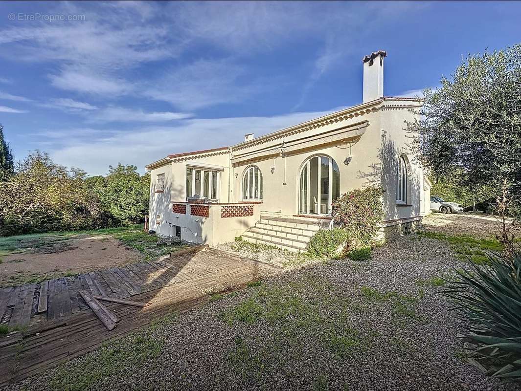 Maison à LA ROQUETTE-SUR-SIAGNE