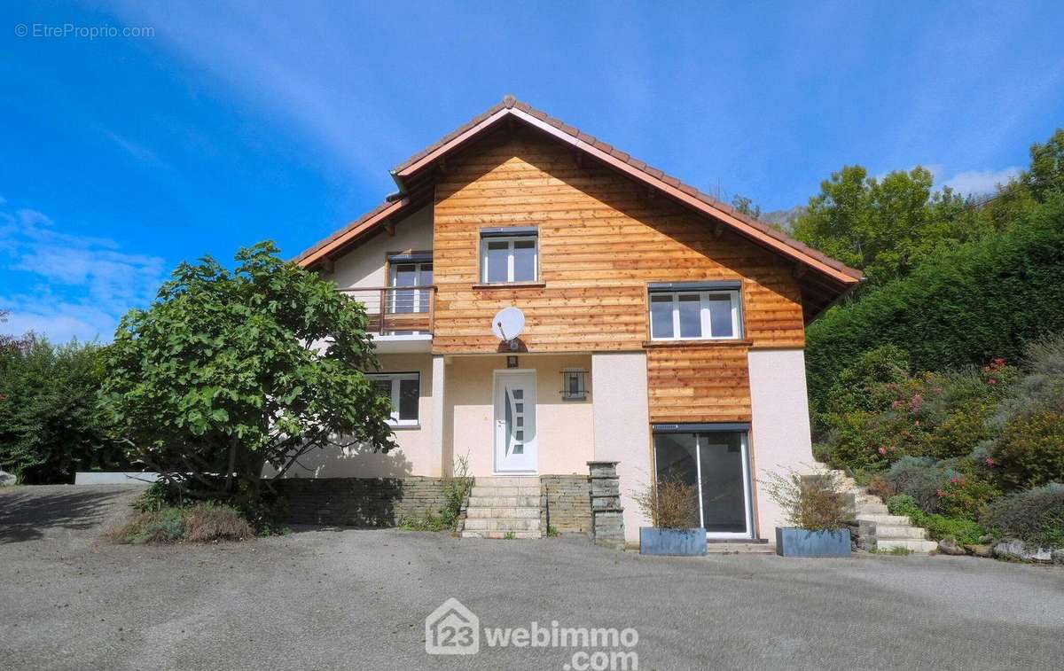 Une belle architecture pour cette maison située dans un secteur calme et agréable - Maison à UGINE