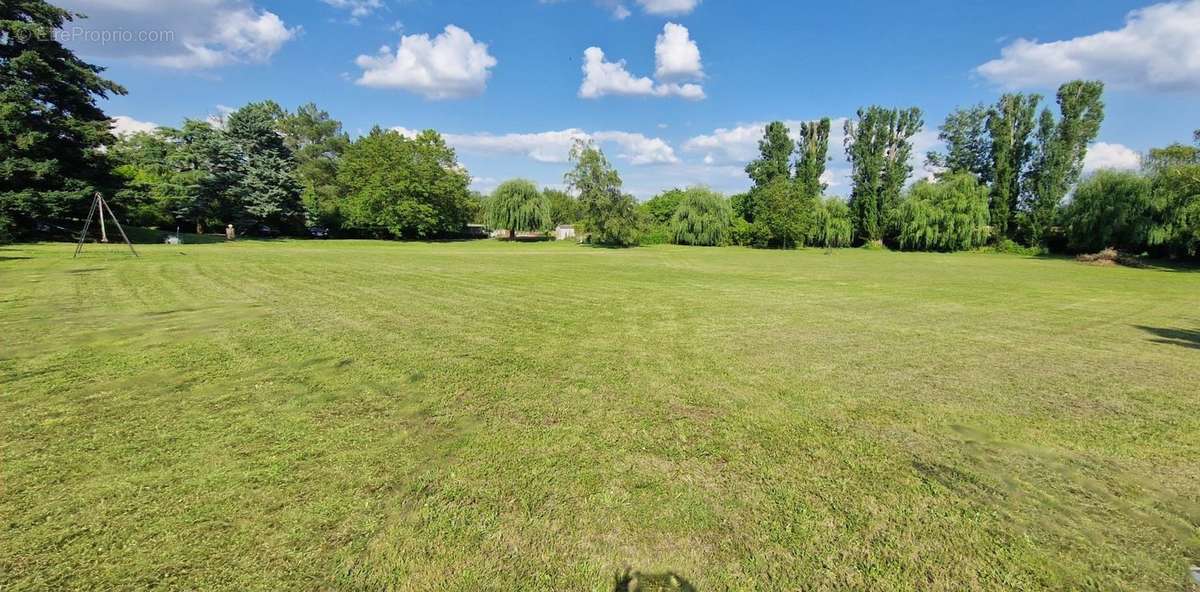 Terrain à LA CHAUSSEE-SAINT-VICTOR