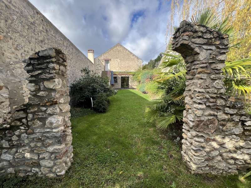 Maison à LA QUEUE-LES-YVELINES