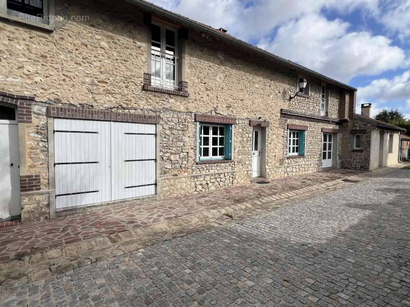 Maison à LA QUEUE-LES-YVELINES