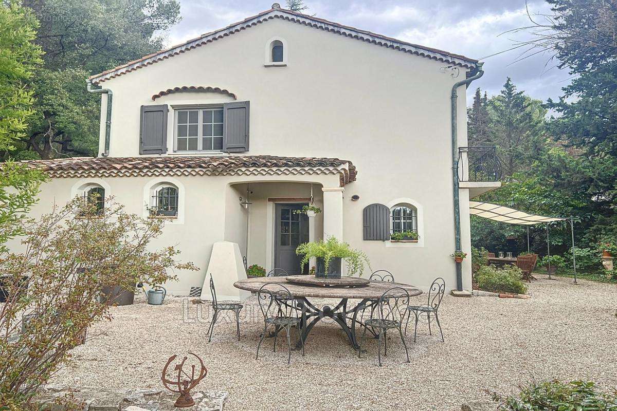 Maison à CHATEAUNEUF-LE-ROUGE