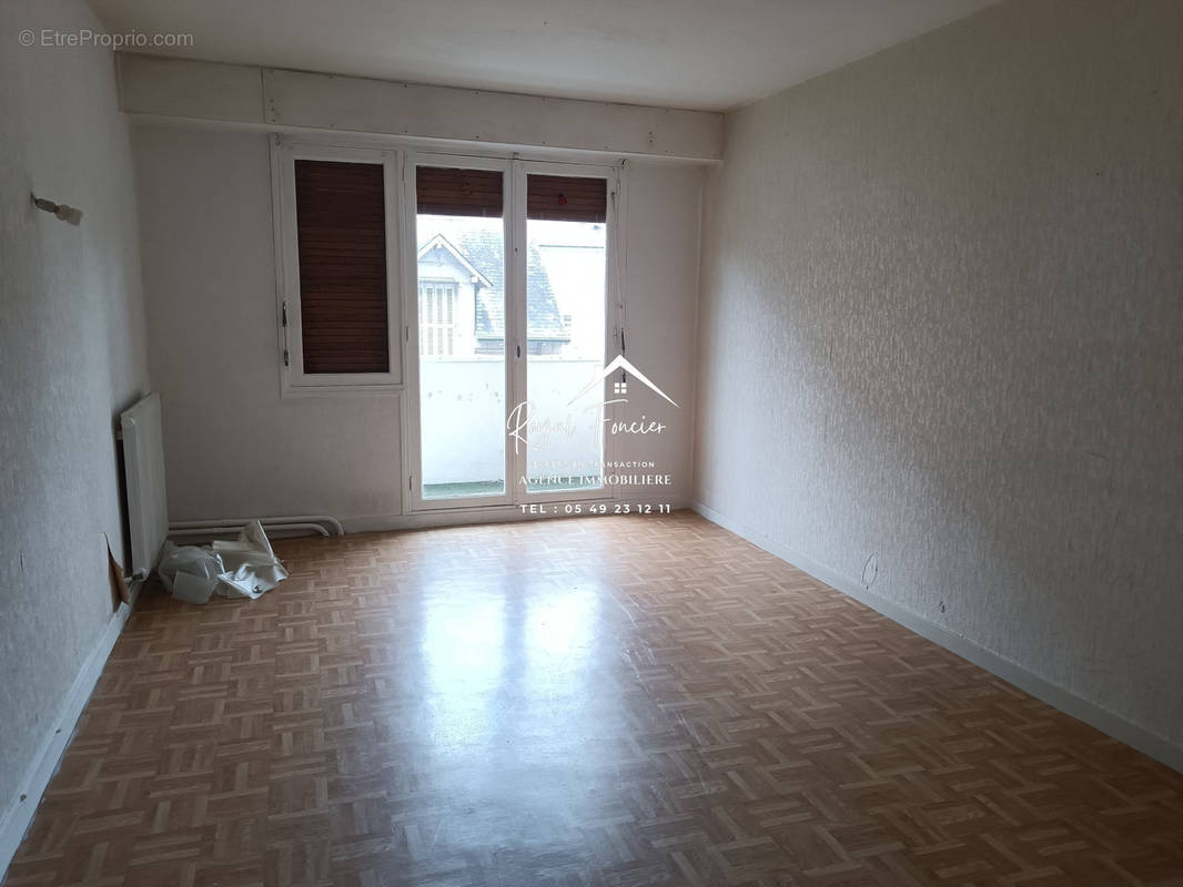 Pièce de vie avec accès balcon - Appartement à CHATELLERAULT