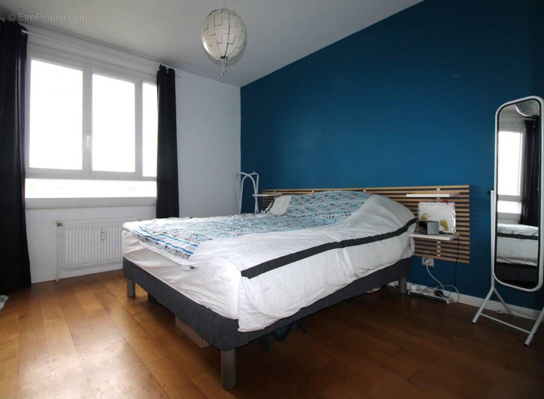 Chambre  1 - Appartement à VILLEURBANNE