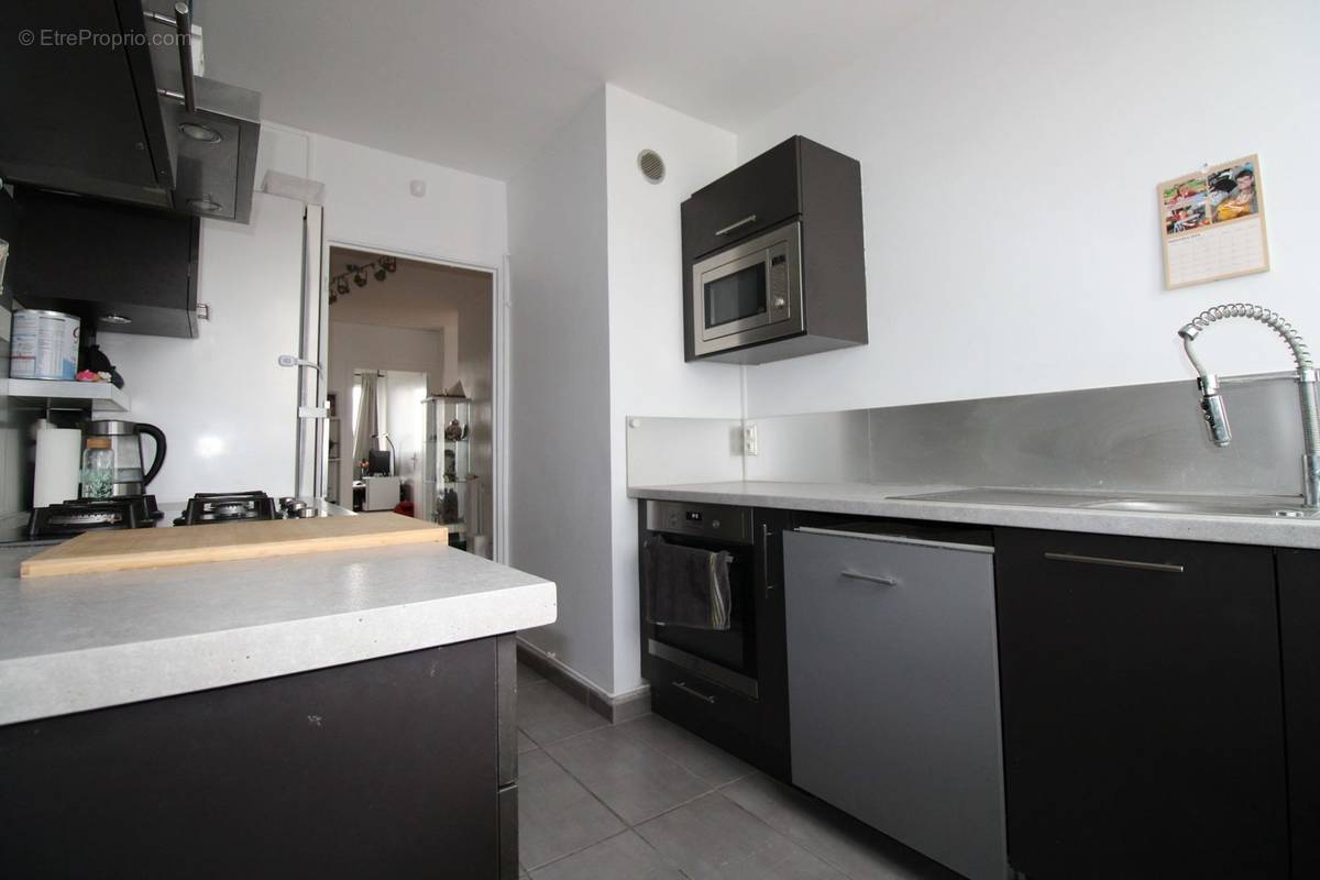 Cuisine aménagée équipée - Appartement à VILLEURBANNE