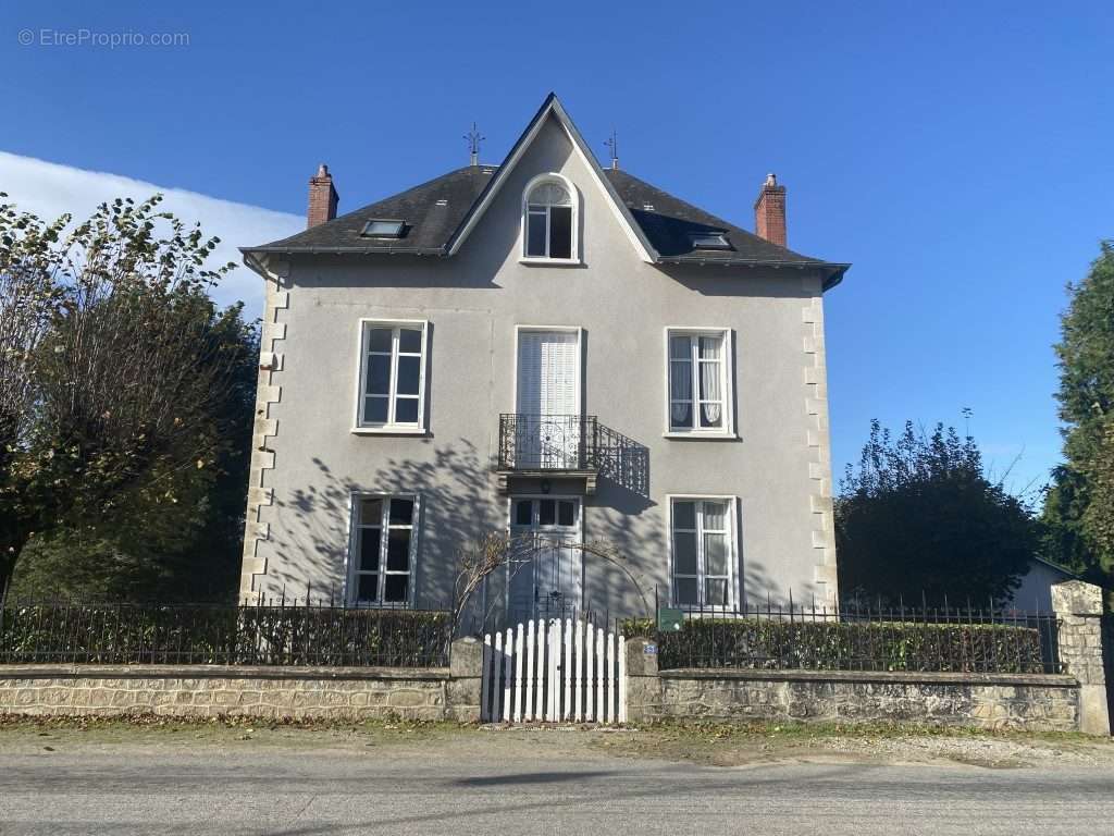 Maison à PEYRAT-LE-CHATEAU