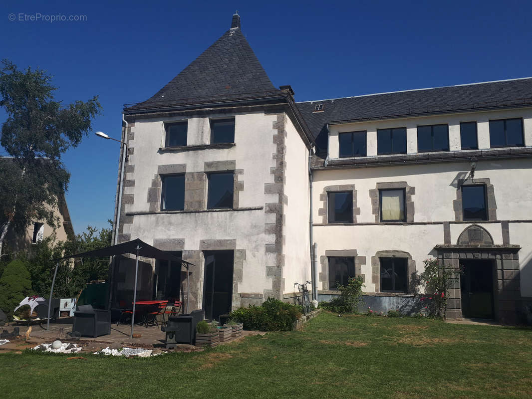 Maison à LA TOUR-D&#039;AUVERGNE