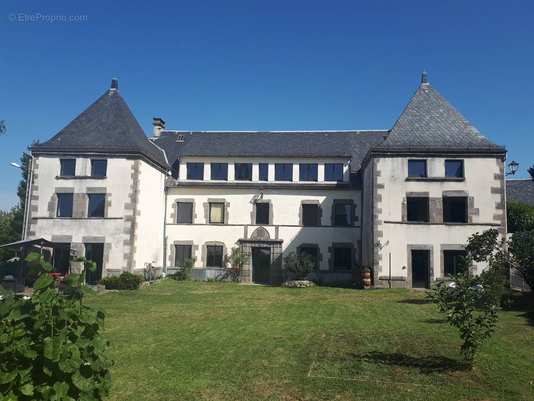 Maison à LA TOUR-D&#039;AUVERGNE