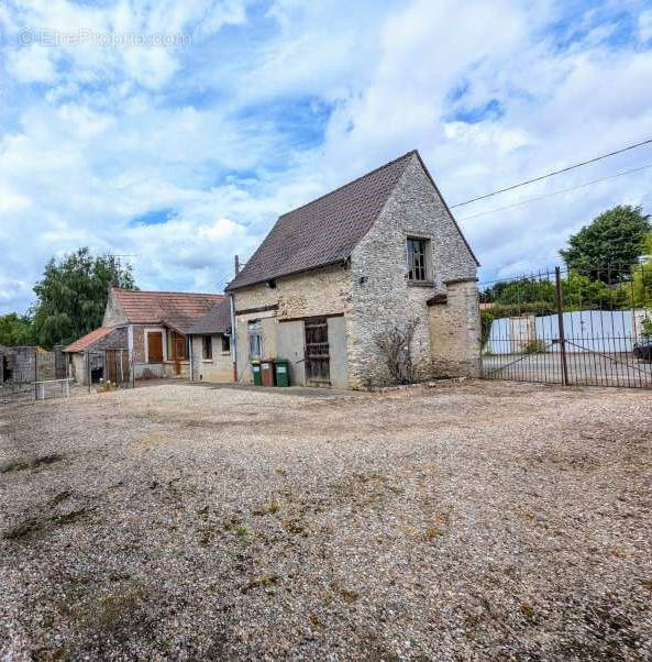 Maison à LA QUEUE-LES-YVELINES