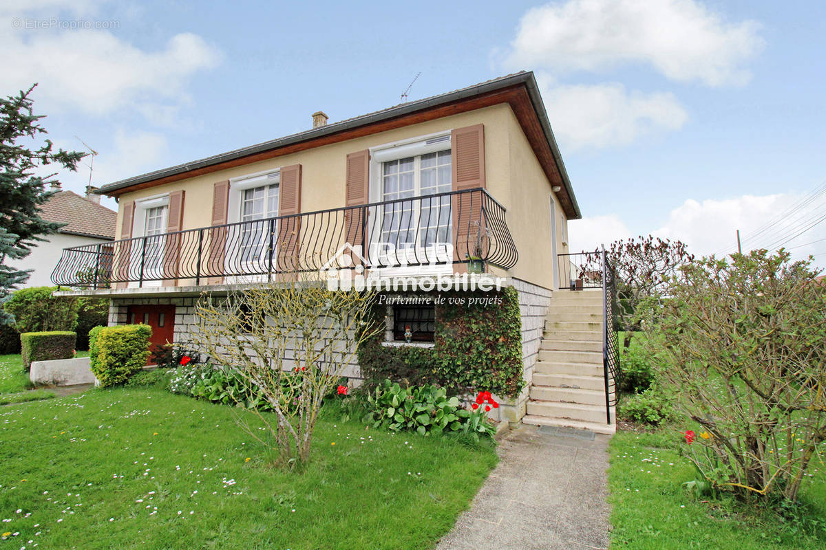 Maison à LE PERRAY-EN-YVELINES