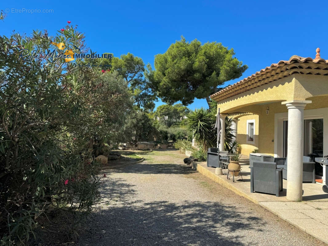 Maison à CEYRESTE