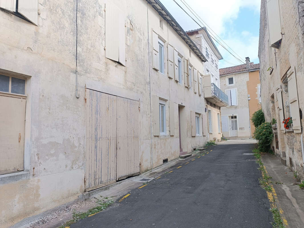 Maison à CHEF-BOUTONNE