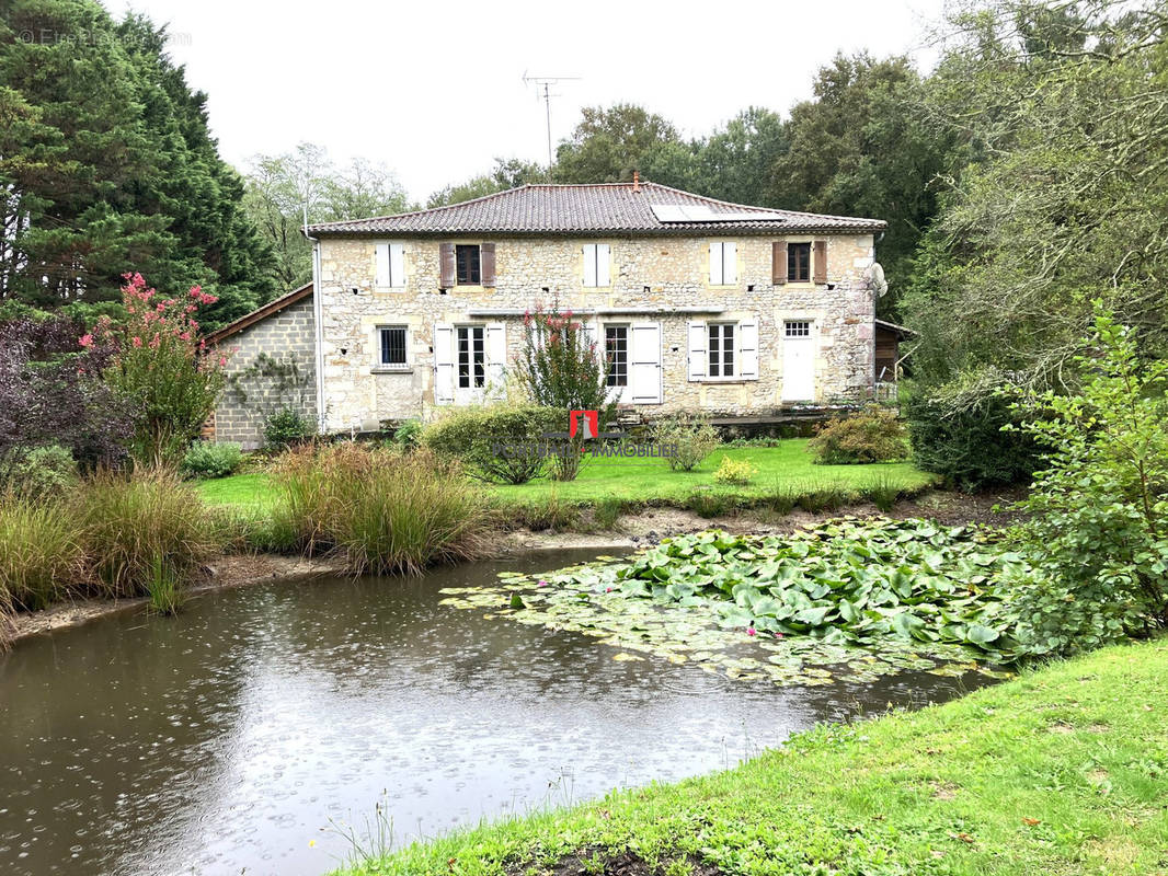 Maison à SAINT-YZAN-DE-SOUDIAC