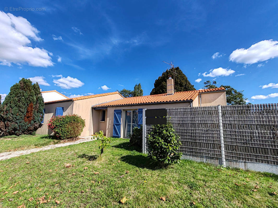 Maison à LES LANDES-GENUSSON