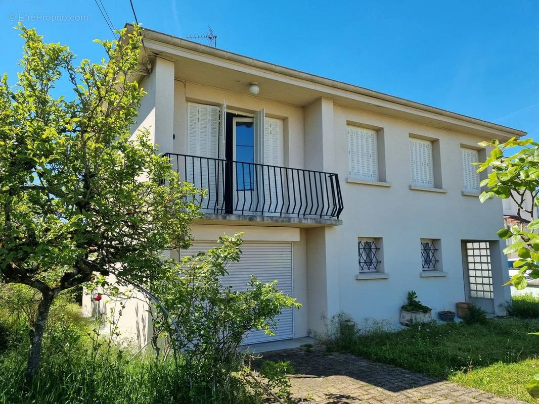 Maison à SAINT-DENIS-LES-BOURG