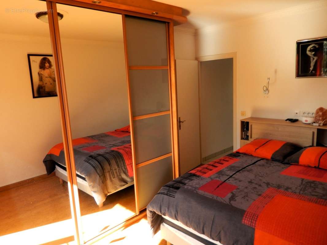 Appartement T3 à vendre Annemasse Chambre avec grand placard - Appartement à ANNEMASSE