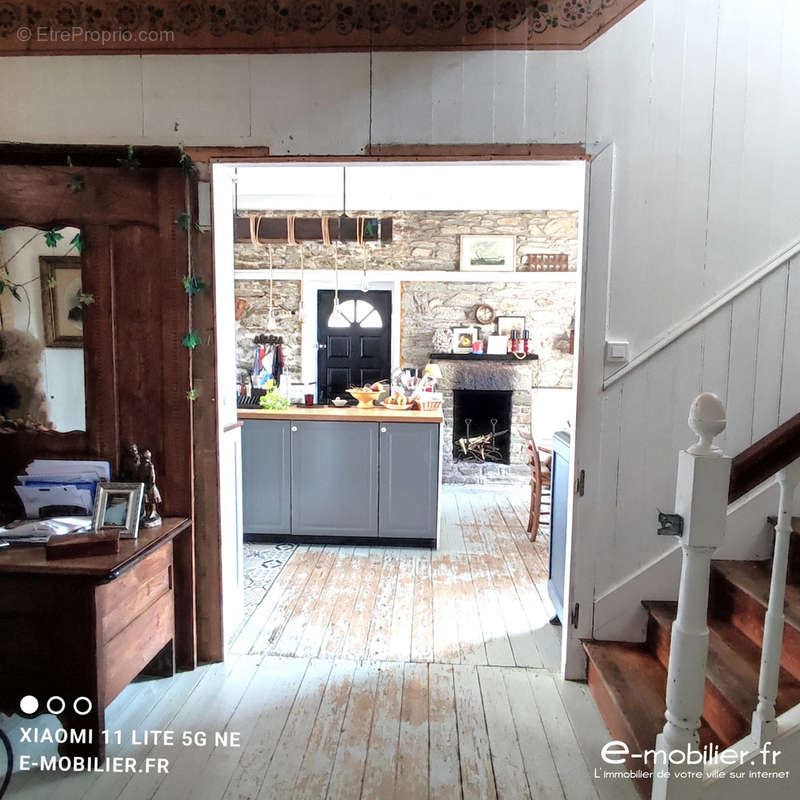 Entrée. vue sur la cuisine avec cheminée. - Maison à GROIX