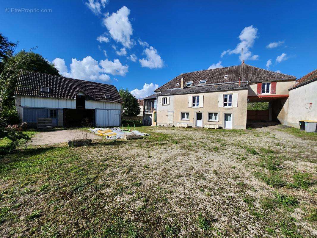 Maison à LE CHATELET