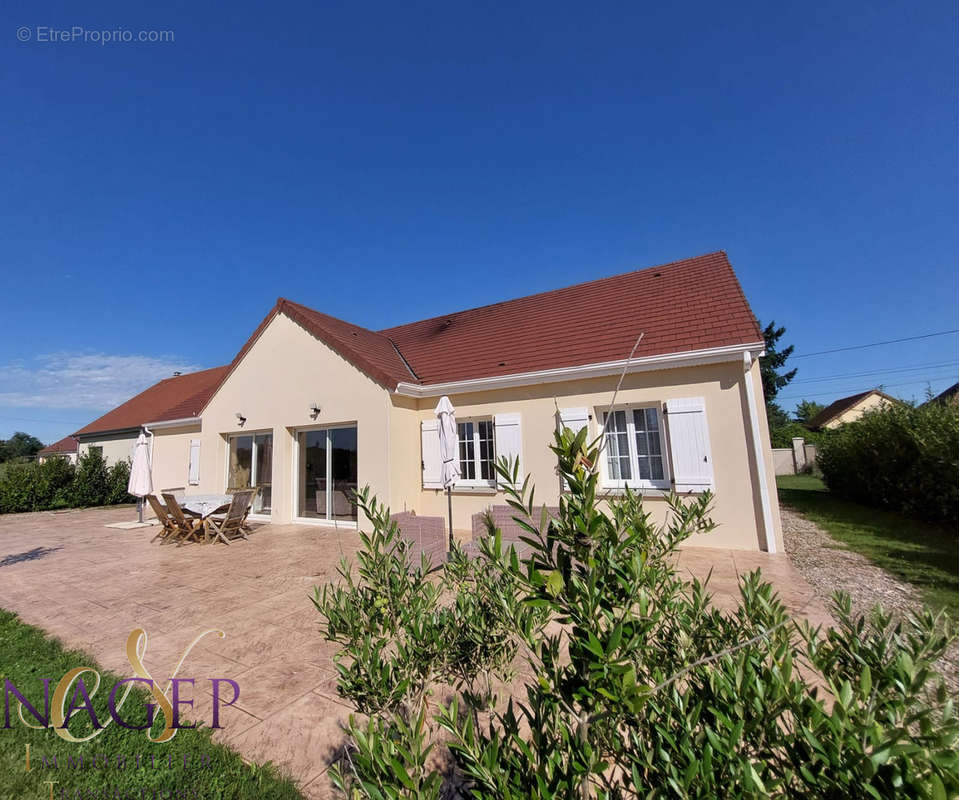 Maison à SAINT-REMY-EN-ROLLAT