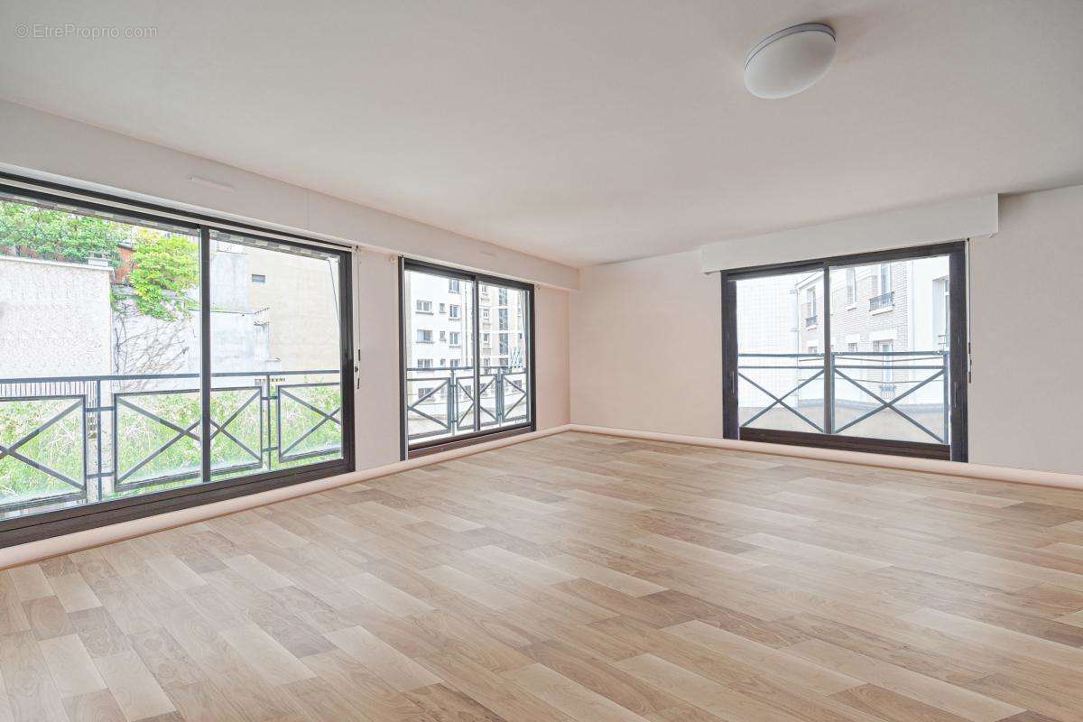 Appartement à PARIS-16E