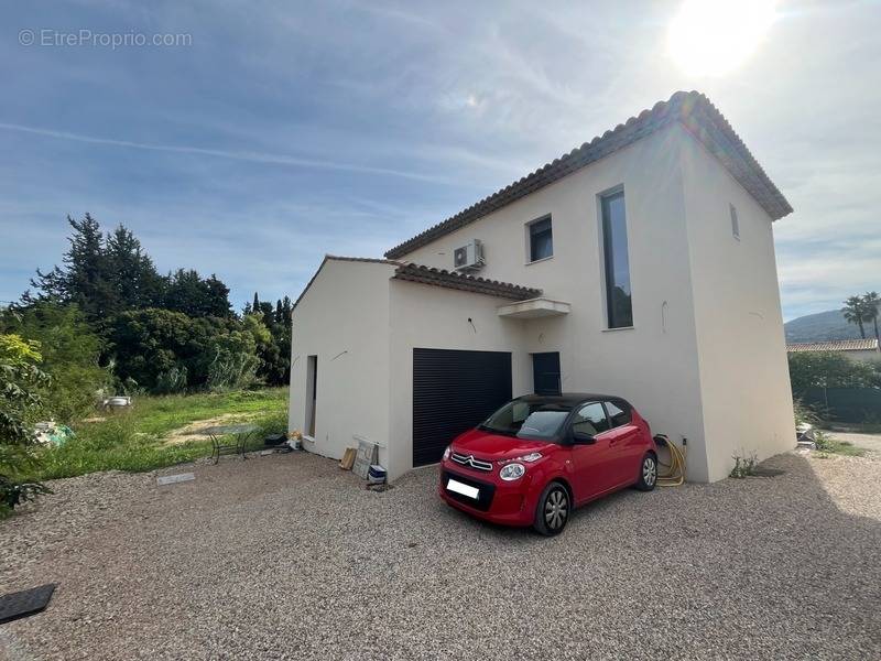 Maison à LA ROQUETTE-SUR-SIAGNE