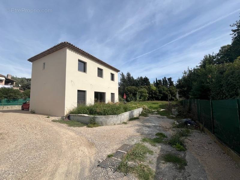 Maison à LA ROQUETTE-SUR-SIAGNE