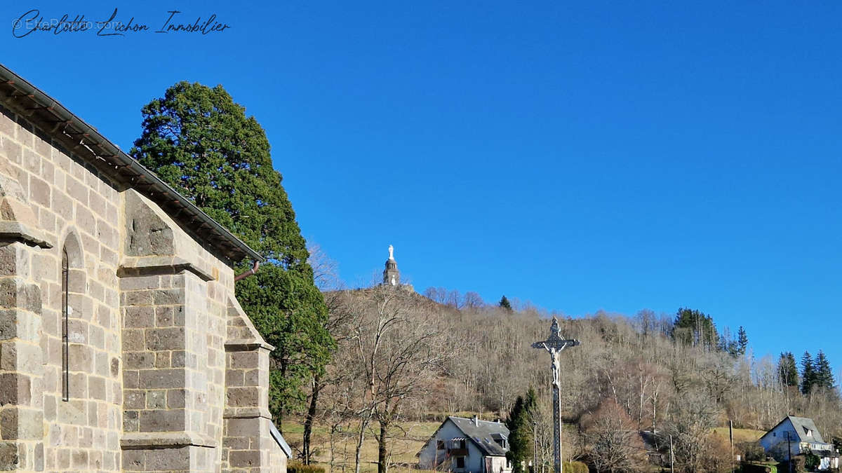 Maison à LA TOUR-D&#039;AUVERGNE