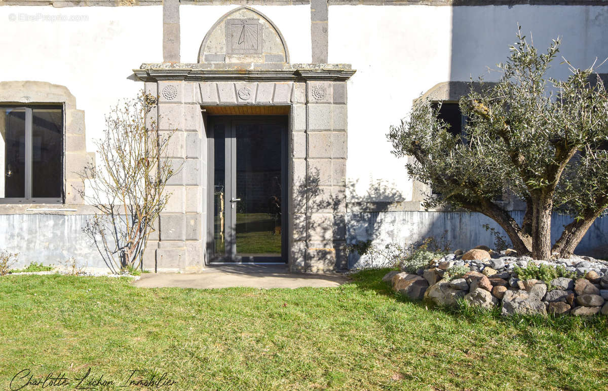 Maison à LA TOUR-D&#039;AUVERGNE