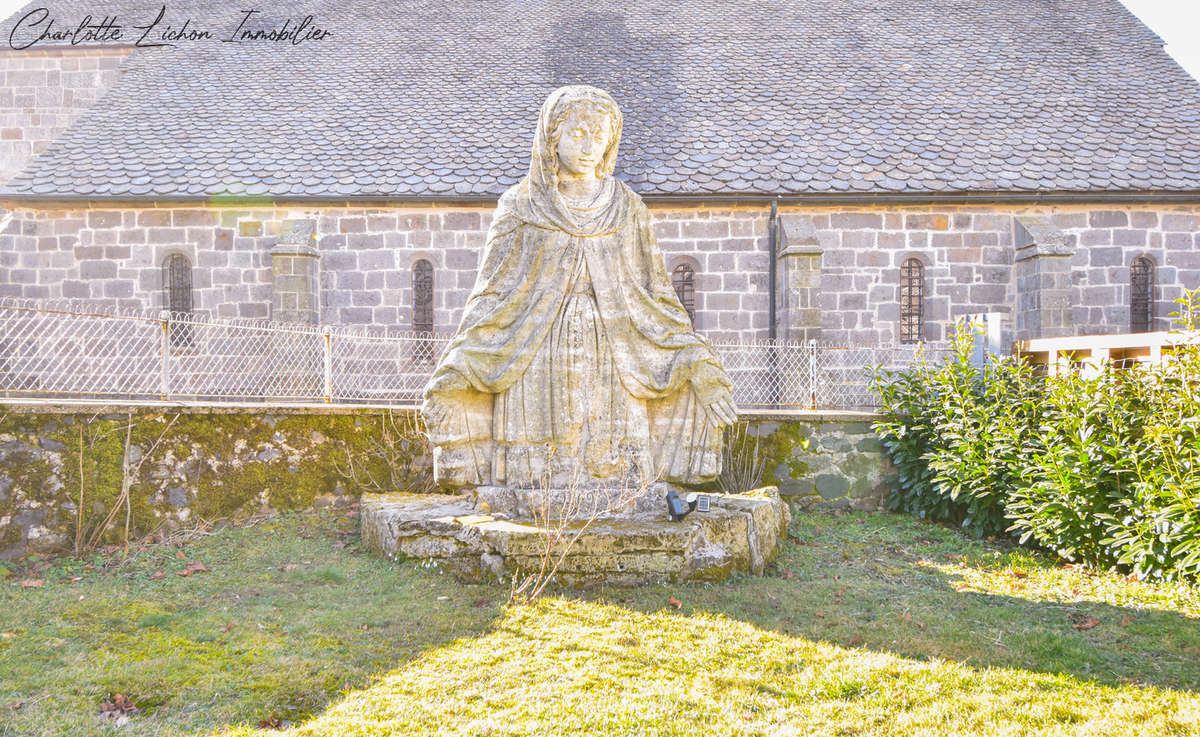 Maison à LA TOUR-D&#039;AUVERGNE