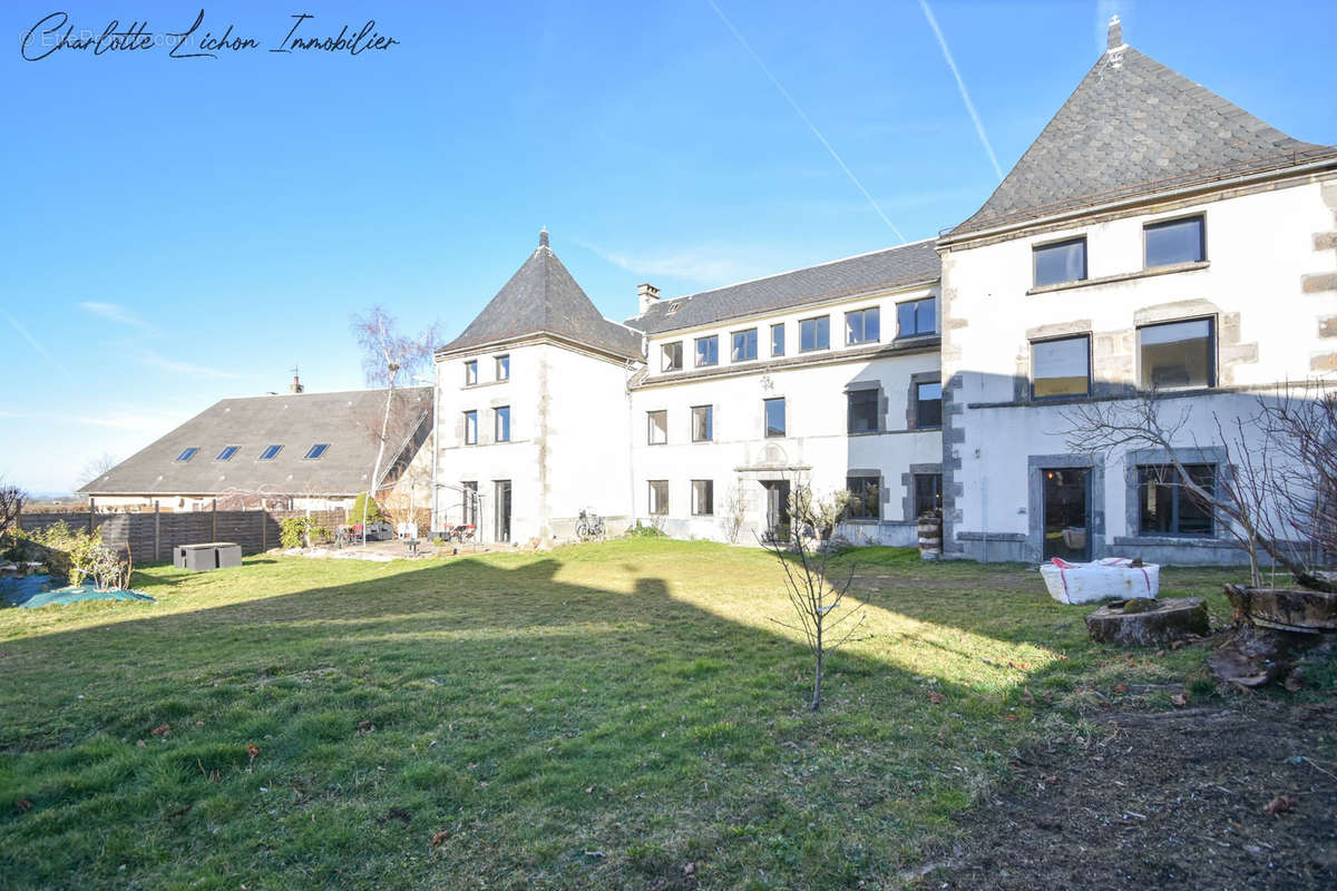 Maison à LA TOUR-D&#039;AUVERGNE