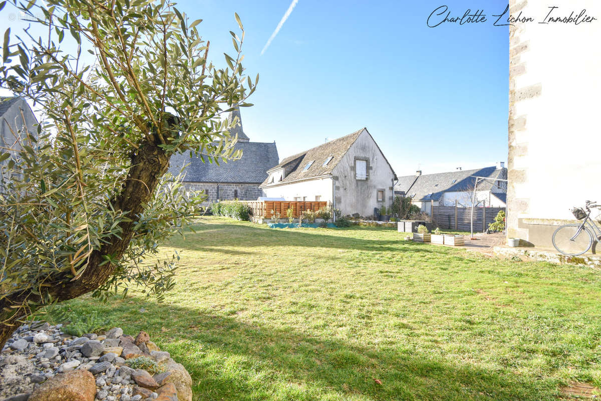 Maison à LA TOUR-D&#039;AUVERGNE