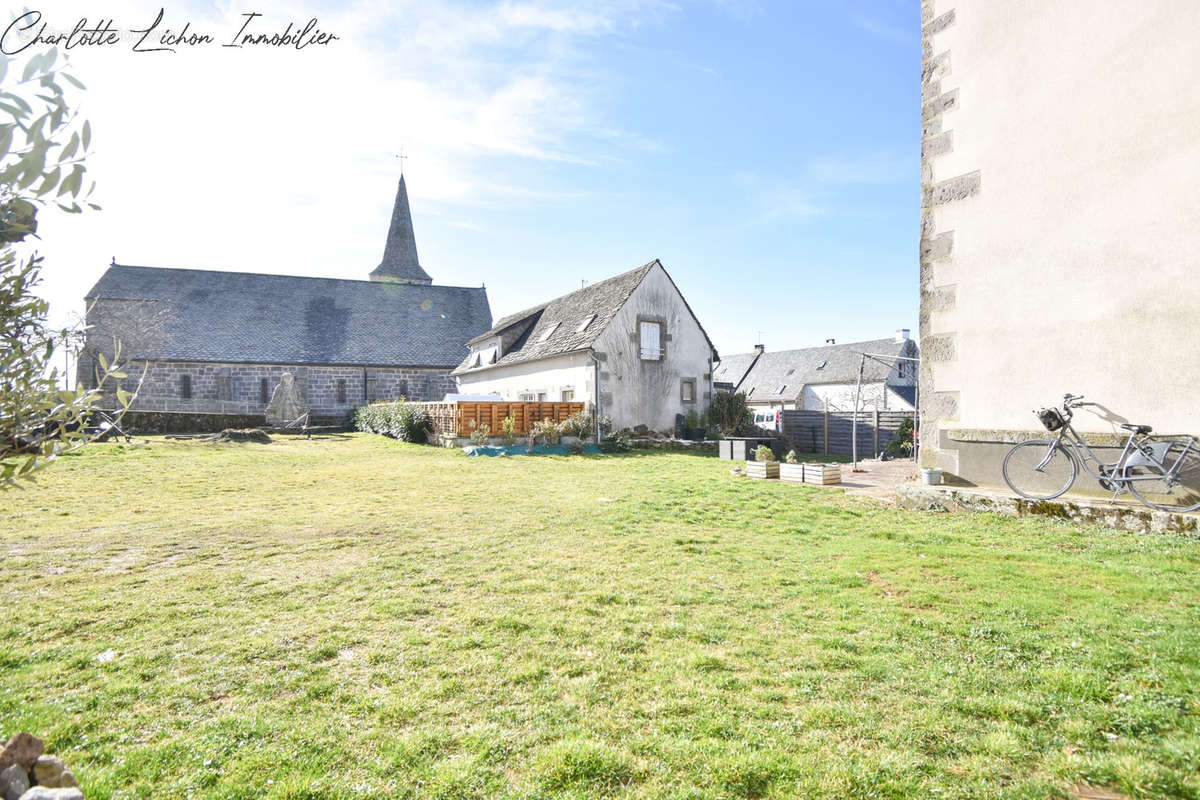 Maison à LA TOUR-D&#039;AUVERGNE