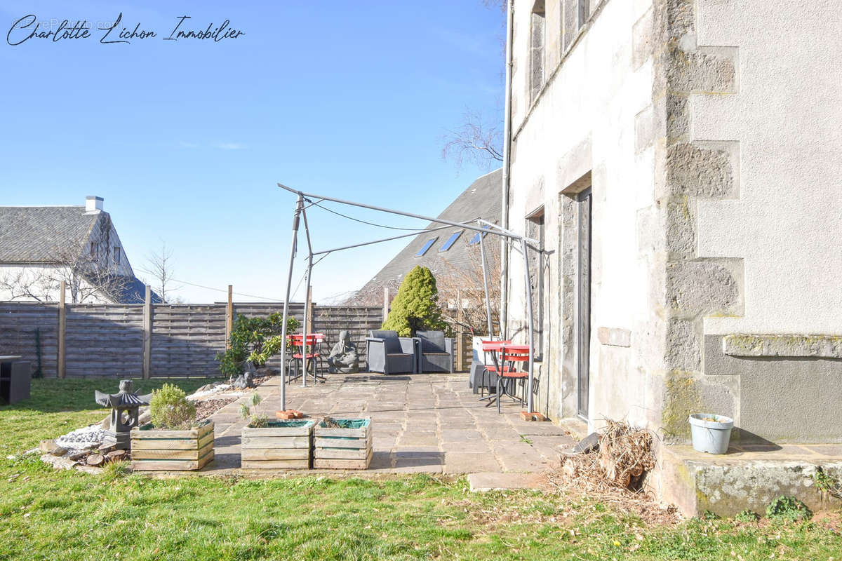 Maison à LA TOUR-D&#039;AUVERGNE