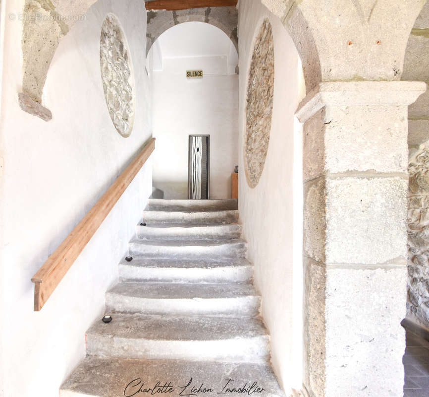 Maison à LA TOUR-D&#039;AUVERGNE