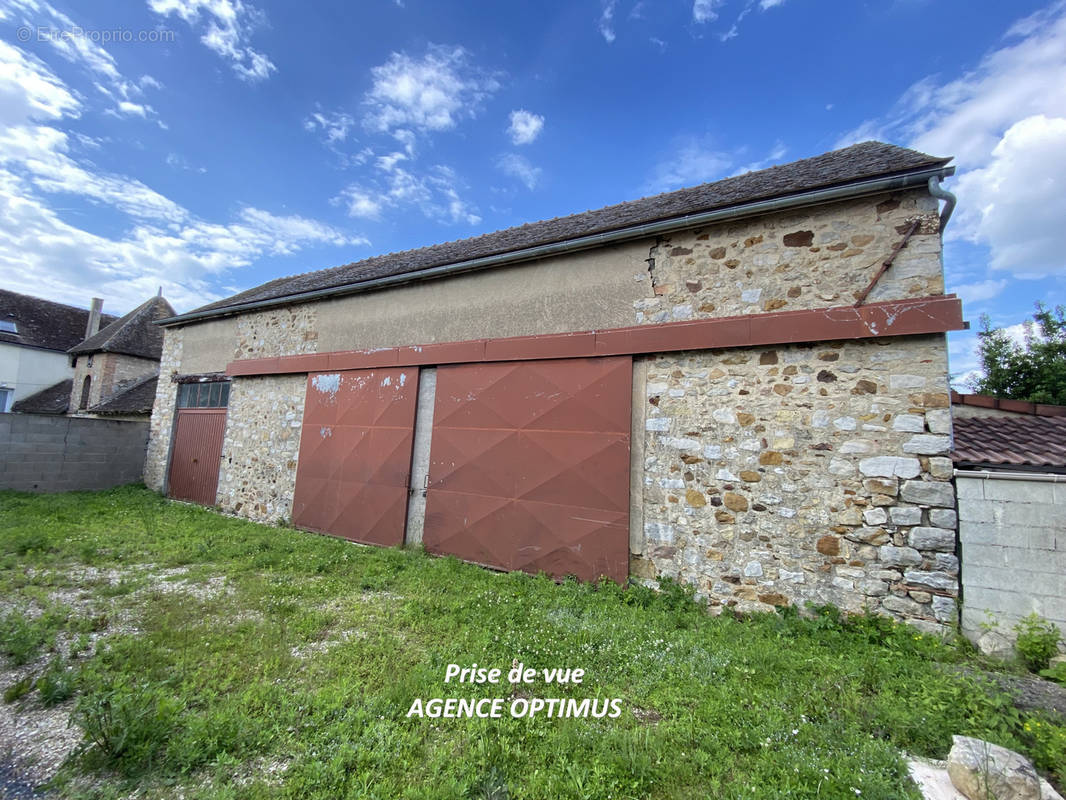 Parking à VILLENEUVE-LA-GUYARD