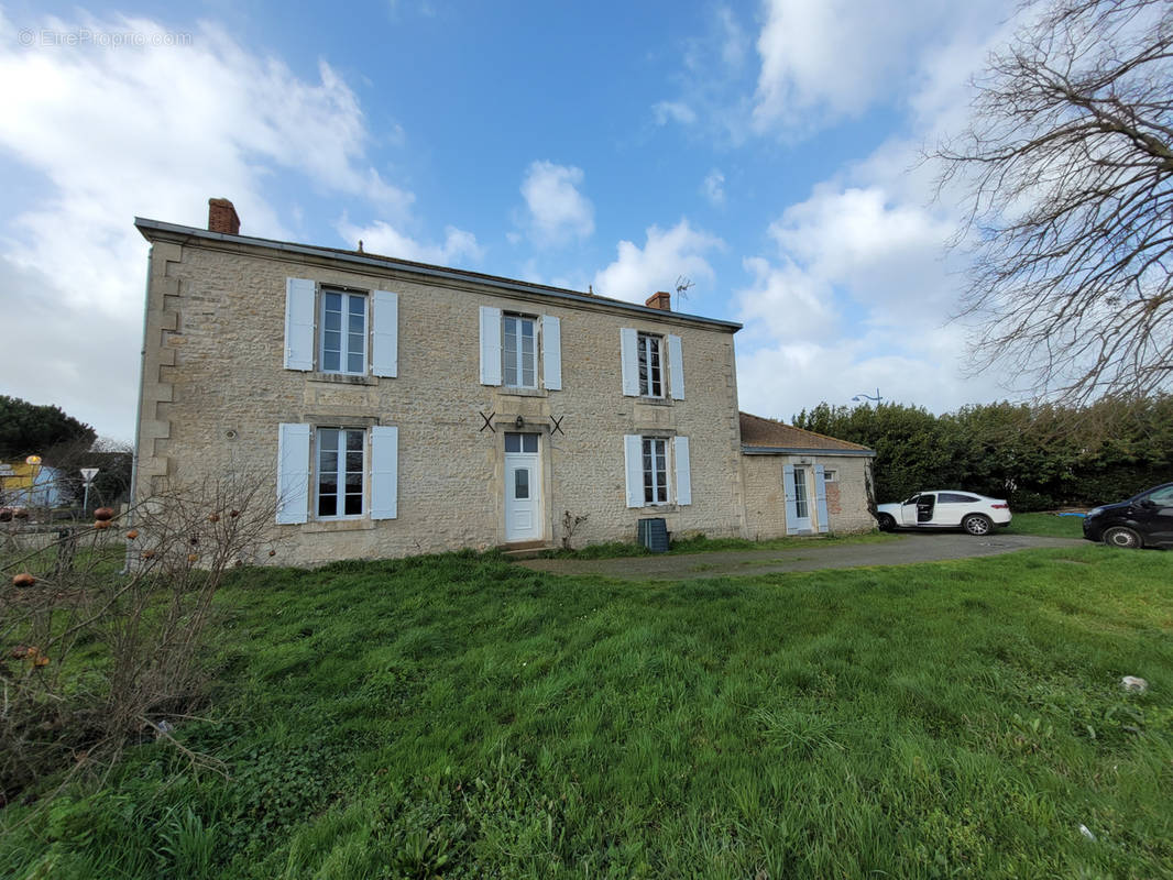 Maison à SAINT-JEAN-DE-BEUGNE