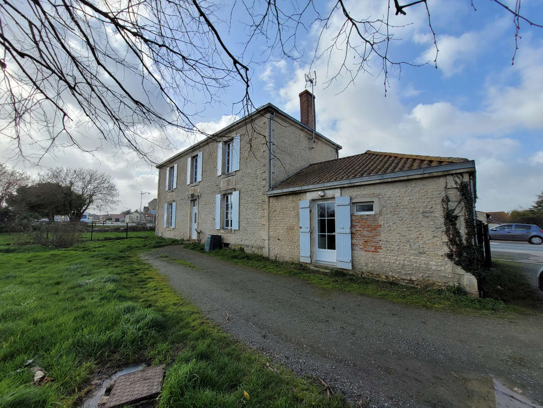 Maison à SAINT-JEAN-DE-BEUGNE