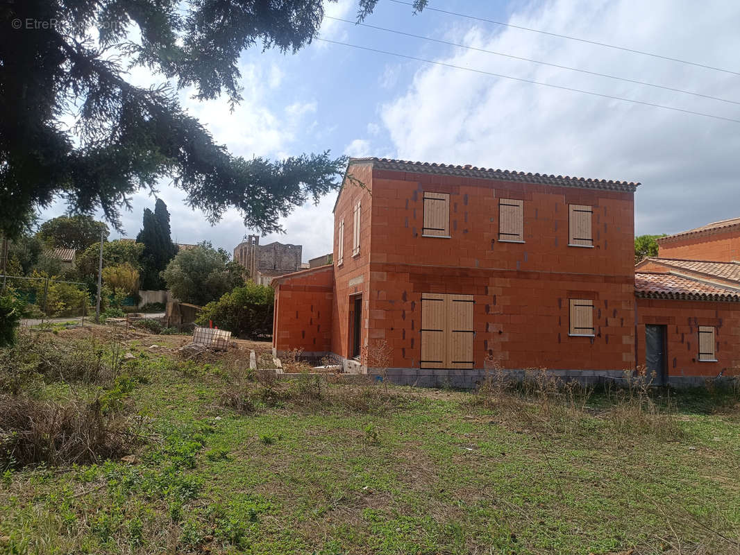 Maison à VIC-LA-GARDIOLE