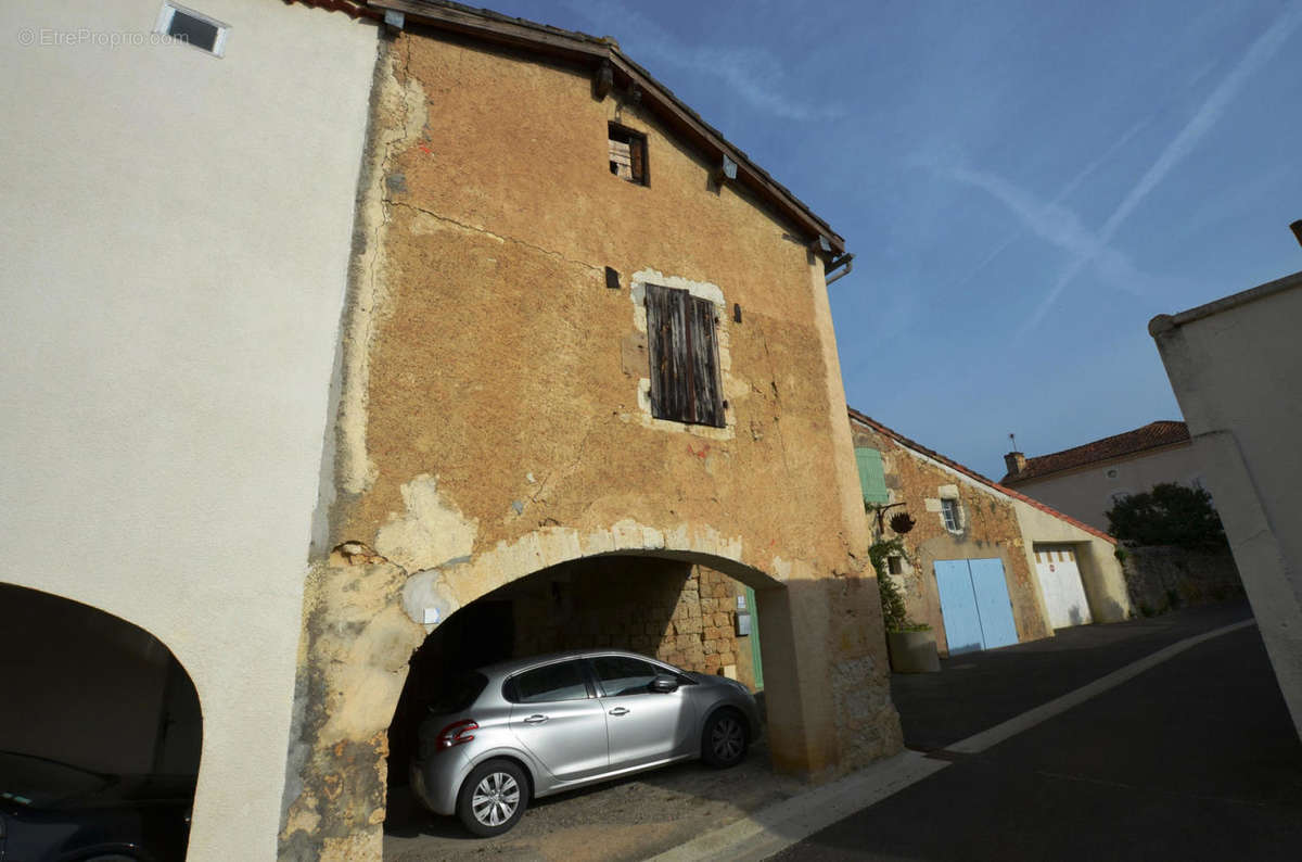 02 - Facade garage - Maison à VALENCE-SUR-BAISE